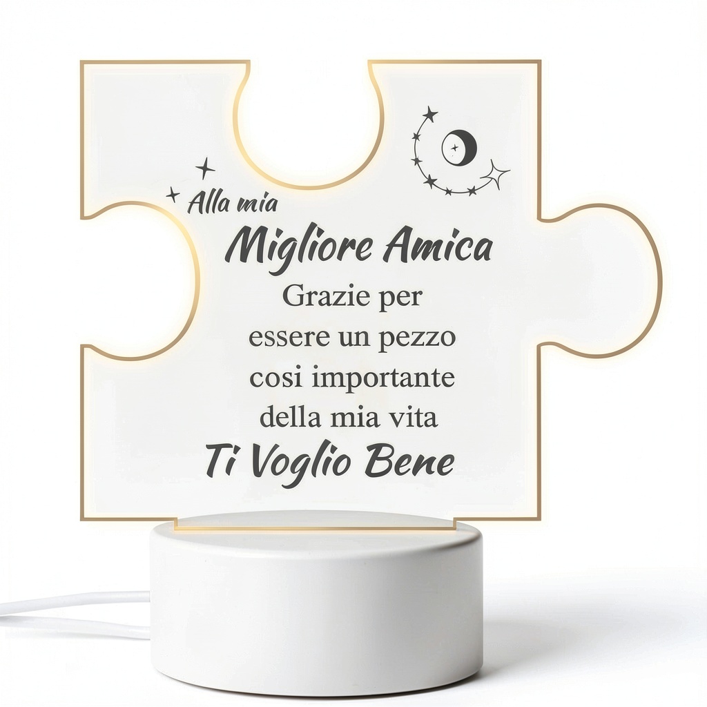 'Luce notturna Coldbling LED accesa su un comodino con incisione personalizzata'